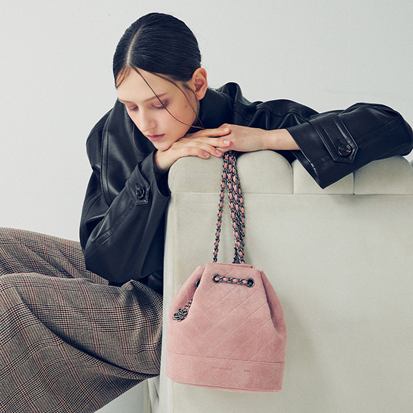 [EXCLUSIVE] 루이까또즈 까눌레 스웨이드 버킷 체인백팩 HT3SD86PI>